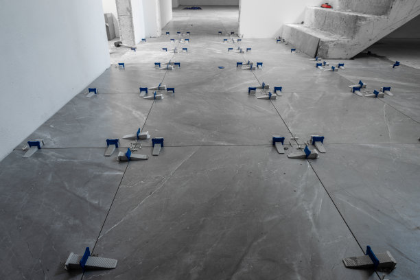 在地板上铺瓷砖图片下载