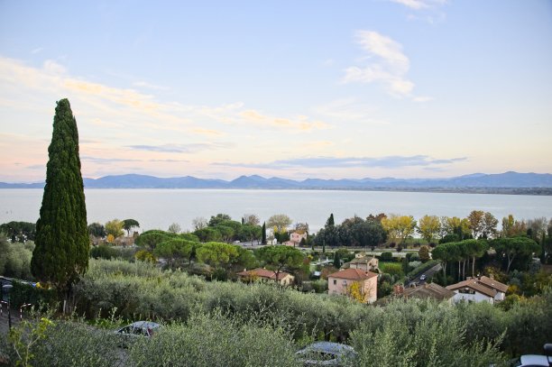 晴朗的秋日，意大利翁布里亚的大湖图片下载