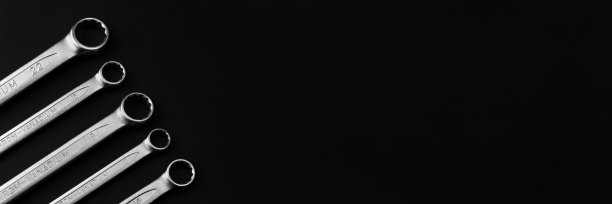 扳手在黑色背景横幅图片下载