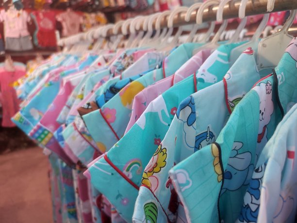 衣架上挂着孩子们的衣服图片下载