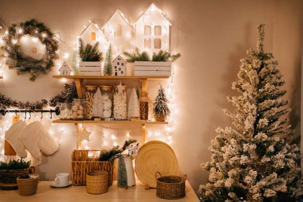 圣诞装饰。厨房的架子上装饰着新年花环。图片下载