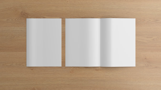 垂直的小册子或小册子模拟木制背景。图片下载