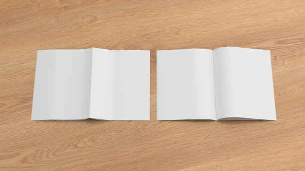 垂直的小册子或小册子模拟木制背景。图片下载