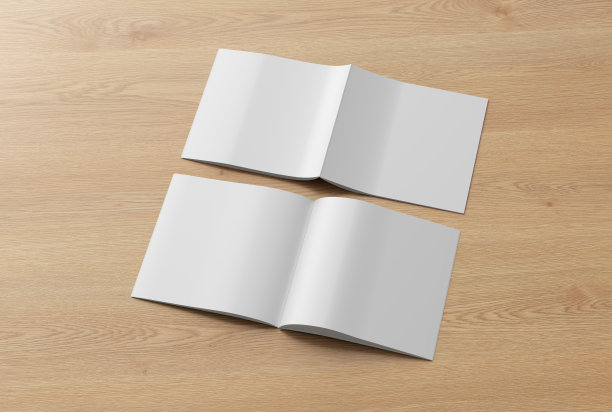 方形小册子或小册子模拟木制背景。图片下载