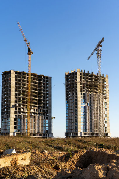 垂直照片的建筑工地和建筑的高层建筑和起重机在城市。建筑的概念图片下载