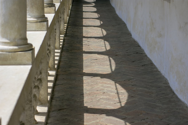 阳光建筑走廊柱廊阴影格局图片下载