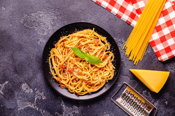 自制意式意大利面，配意式烟肉，鸡蛋，干酪和奶油酱，俯视图图片下载