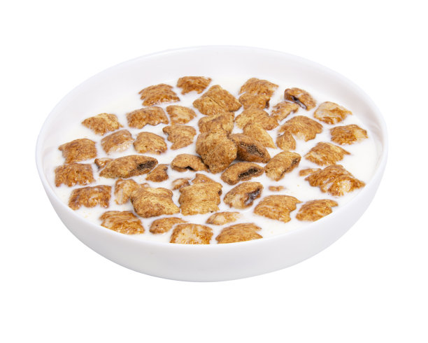 酥脆的垫子巧克力枕头，牛奶放在盘子里，孤立在白色的背景上图片下载