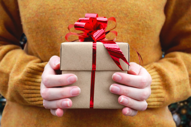 一个女孩手里的礼物图片下载