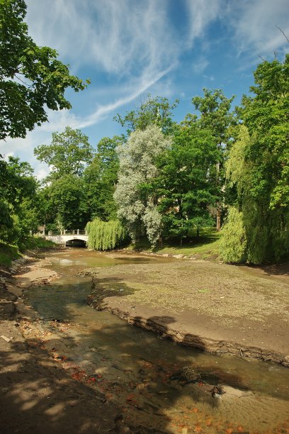 水被注入Aleksupite河，在拉脱维亚的库尔迪加图片下载
