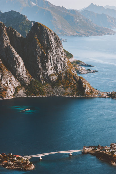 挪威罗浮敦群岛风景鸟瞰图旅游无人机岩石和峡湾风景著名的地方斯堪的纳维亚自然图片下载