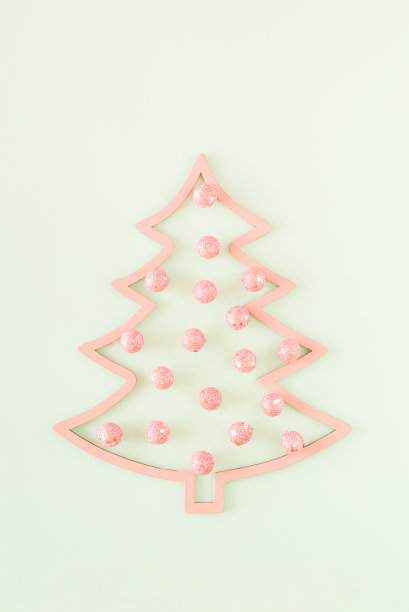 在淡绿色背景上装饰着粉红色的小玩意。新年美学概念图片下载