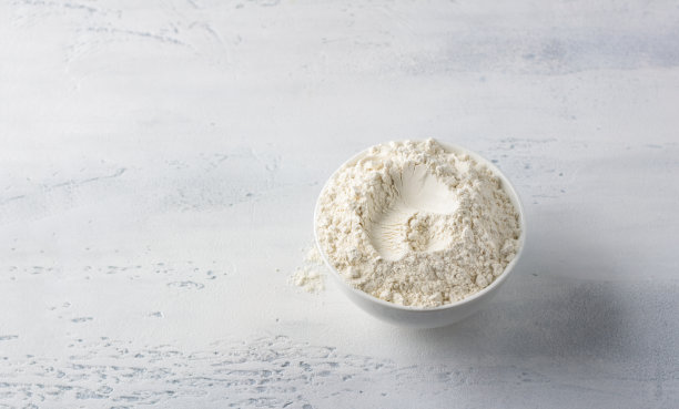 浅蓝色底色的白色面粉碗图片下载