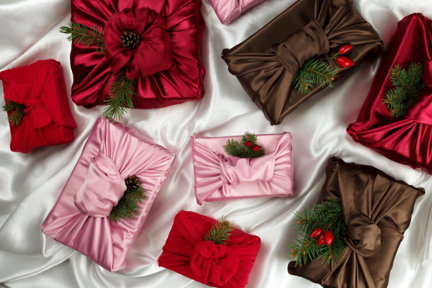 日本人用布裹樱，传统上用来运送礼品。丝绸与绿色冷杉，松果，肉桂和玫瑰果。图片下载