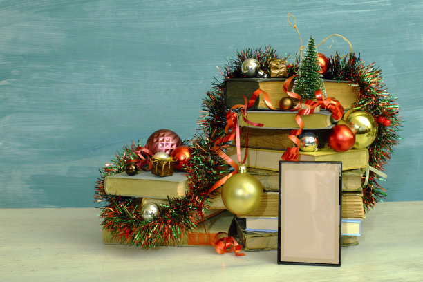 赠送圣诞装饰和电子书阅读器的电子书。阅读，文学，教育，礼物，礼物，基督教节日概念，复制空间图片下载