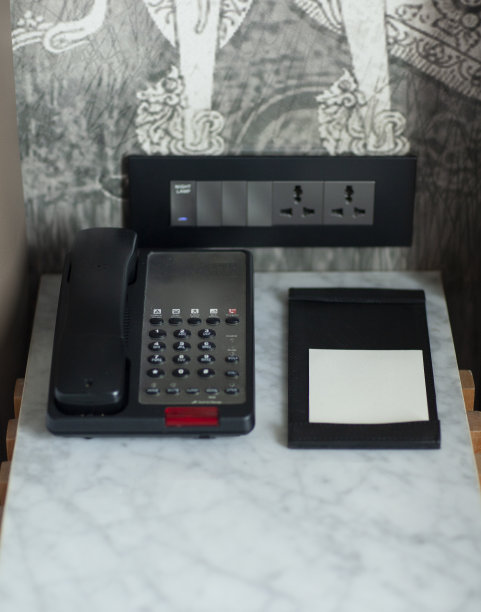 在酒店房间里用便条纸打电话图片下载