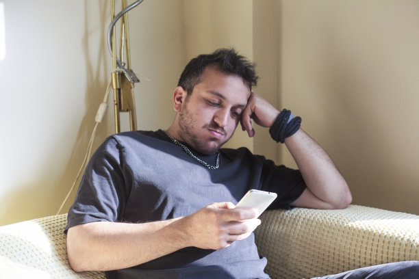 无聊的青少年在玩手机，浪费时间图片下载