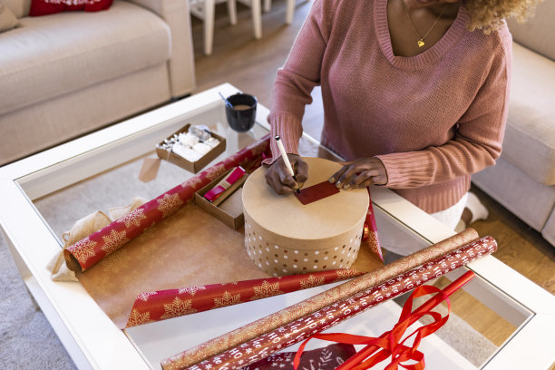 一位女士正在包装圣诞礼物。图片下载