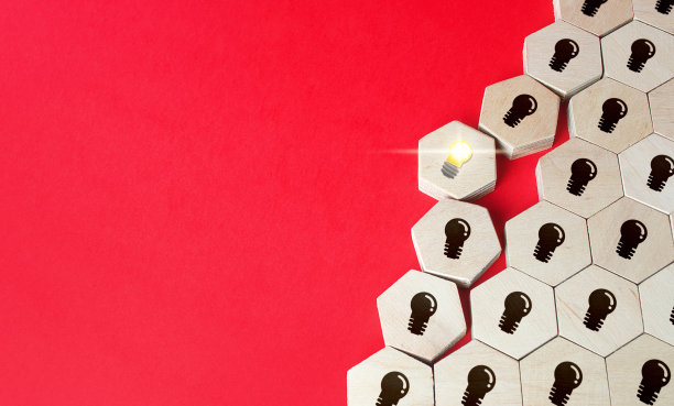 发光灯泡的想法出现了。突破的想法。创新,新鲜的样子。革命性的技术。取得了新突破。独角兽。新的范例。一个问题的不寻常的成功解决方案。图片下载