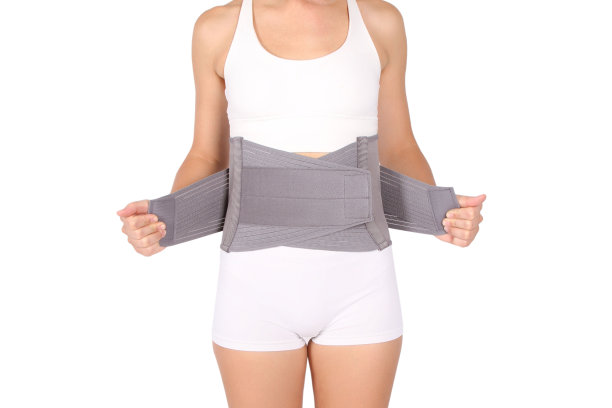 人体的矫形腰椎束腹。背部支撑，腰部支撑带用于背部。背部锁骨脊柱姿势矫正器。术后疝气妊娠及产后腰椎支具术后图片下载