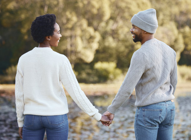 一对年轻夫妇在野营旅行中手牵手的照片图片下载