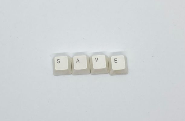 排列字母的键帽是单词save图片下载