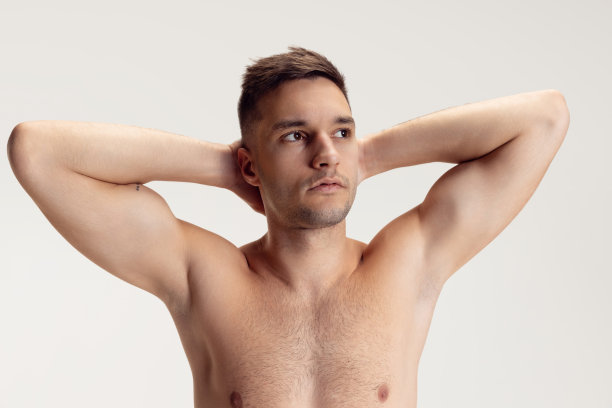 半长肖像年轻英俊的裸上身男人在内衣独自孤立的灰色工作室背景。图片下载