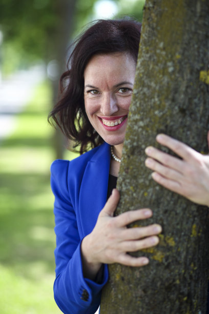 树后的商人图片下载