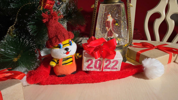 老虎象征2022年新年，圣诞灯笼和圣诞老人在圣诞树上装饰。节日庆祝活动的概念。图片下载