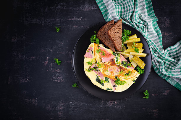 煎蛋卷配煮香肠和香草，配发酵黄瓜和面包。乡村美食。煎蛋。顶视图,开销图片下载