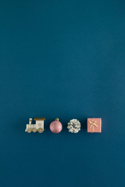 创意安排机车和新年的东西在蓝色的背景。最小的垂直平面概念。圣诞节的手机壁纸。礼物送的灵感。图片下载