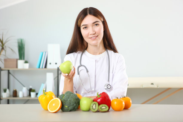 她办公室的营养师医生展示了健康饮食的概念。图片下载