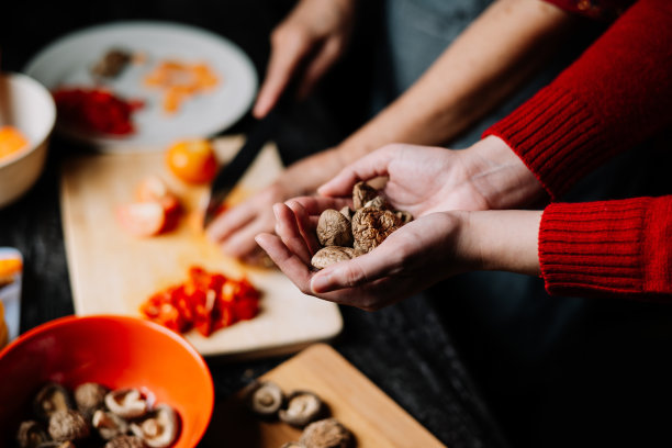 亚洲母亲和女儿在中国新年前夕准备团圆饭素材图片