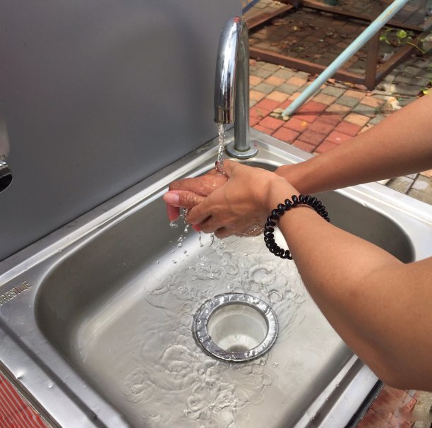 在公共地方的自来水中洗手。图片下载