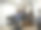 现代理发店里的野蛮人。理发师给留长胡子的男人做发型。发型师用剪刀和梳子做发型图片下载