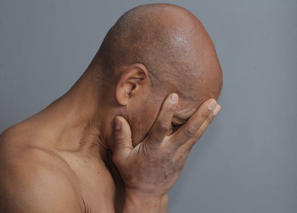 抑郁症患者向上帝祈祷的照片图片下载