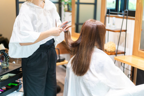 理发师给女人理发图片下载