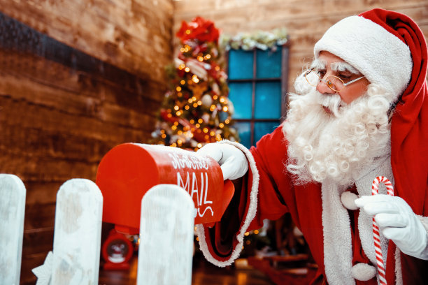圣诞老人从信箱里拿出信件图片下载