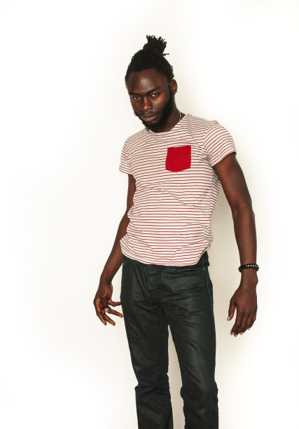 年轻英俊的非洲裔美国人的手势，情绪的姿势孤立的白色背景时尚的嬉皮士。青年概念图片下载