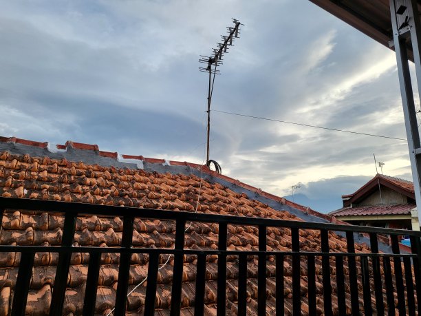 一所房子的屋顶和背景上的乌云图片下载