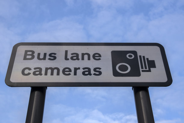 广告牌巴士道上的摄像机在曼彻斯特英格兰图片下载