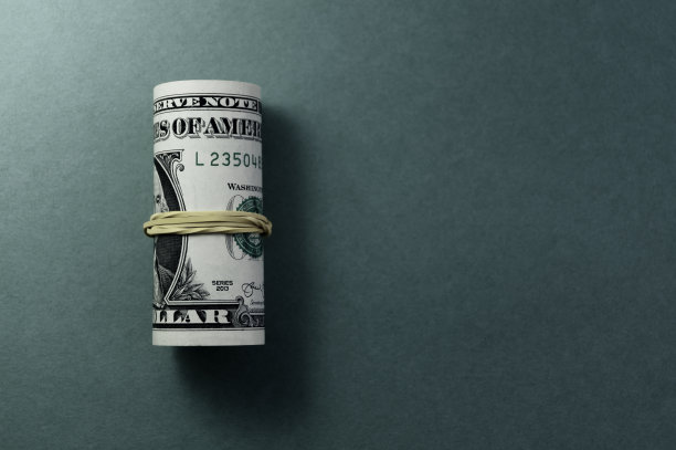 一捆一美元钞票的特写，孤立在灰蓝色渐变背景上。美利坚合众国的纸币。复制空间，颜色空间。财经观念图片下载