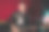 年轻的男性潮人在录音室录制新声音，同时玩电吉他和唱歌图片下载