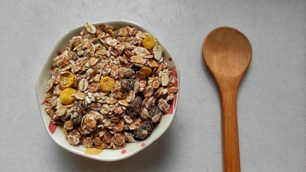 在灰色背景下装在碗里的什锦麦片。图片下载