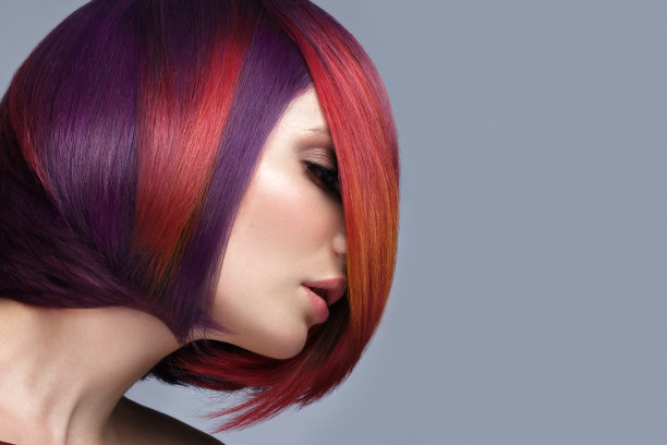 美丽的女人与多种颜色的头发和创造性的化妆和发型。美丽的脸。图片下载