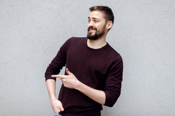 惊讶的年轻人用食指指着空白的复印区图片下载