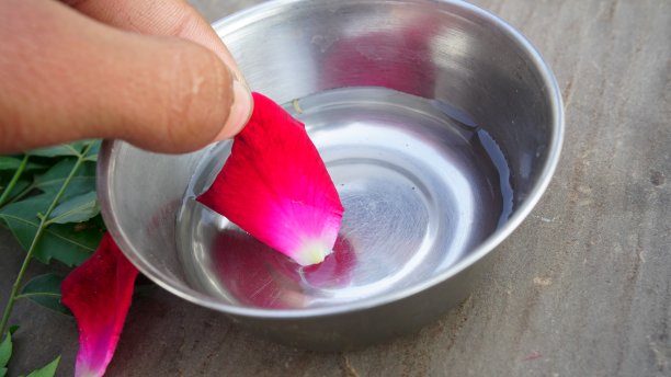 有机面膜或面部配方在家，水碗。图片下载