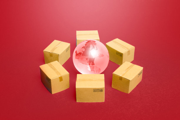 地球仪被盒子包围着。全球分销业务系统为全球各地的产品和商品提供服务。航运货运，贸易经济。导入和导出。商品营业额。物流图片下载