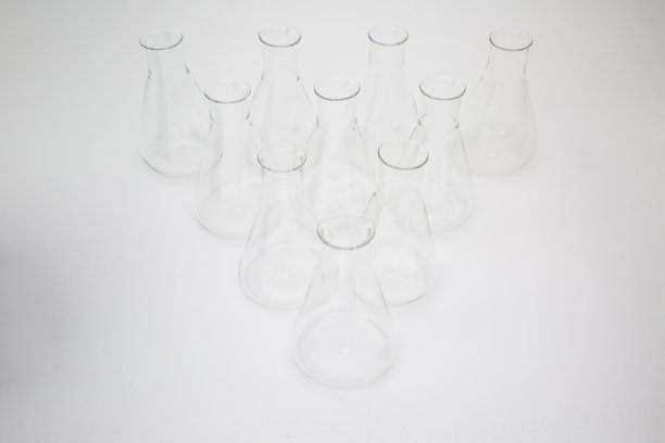 一组科学实验室玻璃锥形烧瓶隔离在白色背景上图片下载