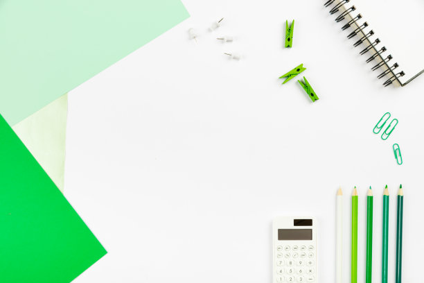 多种组合收集办公室文具照片钢笔铅笔记事本笔记本尺子订书机剪刀剪刀回形针夹夹剪贴板放在桌子上图片下载